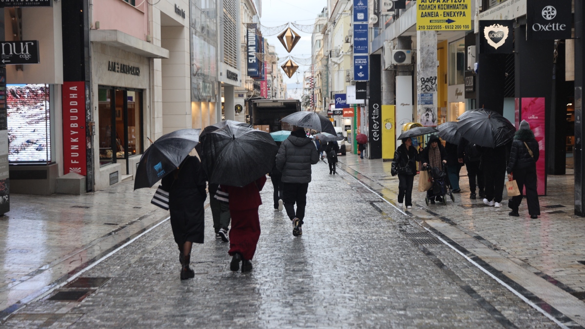 Καιρός σήμερα: Καταιγίδες στο Αιγαίο, Ιόνιο και Κρήτη – Αυξημένη θερμοκρασία