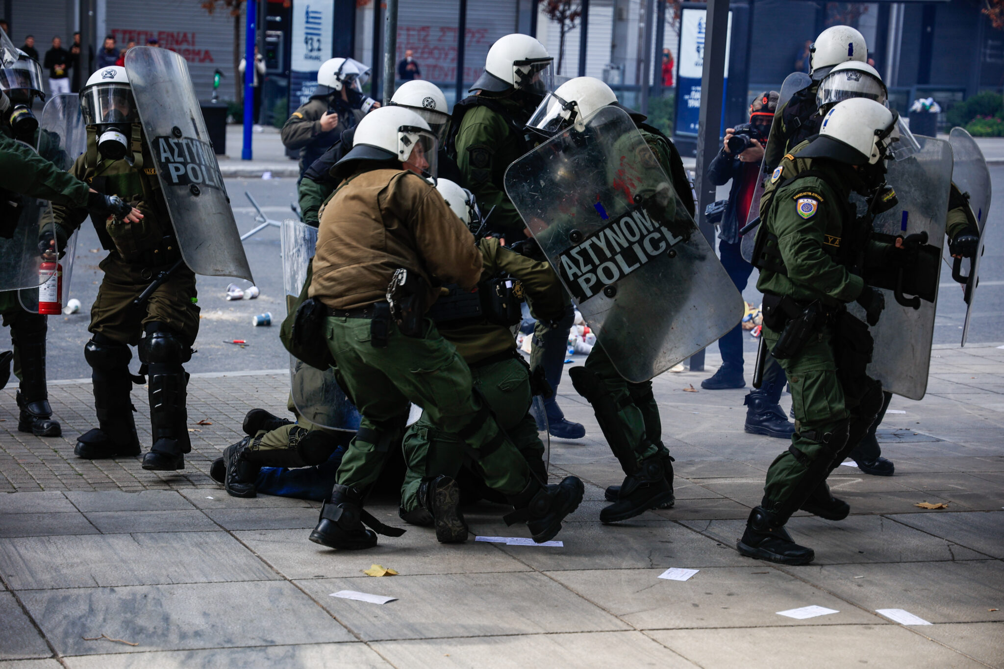 Επεισόδια με μολότοφ και χημικά στο Σύνταγμα μετά τη διαμαρτυρία για τα Τέμπη