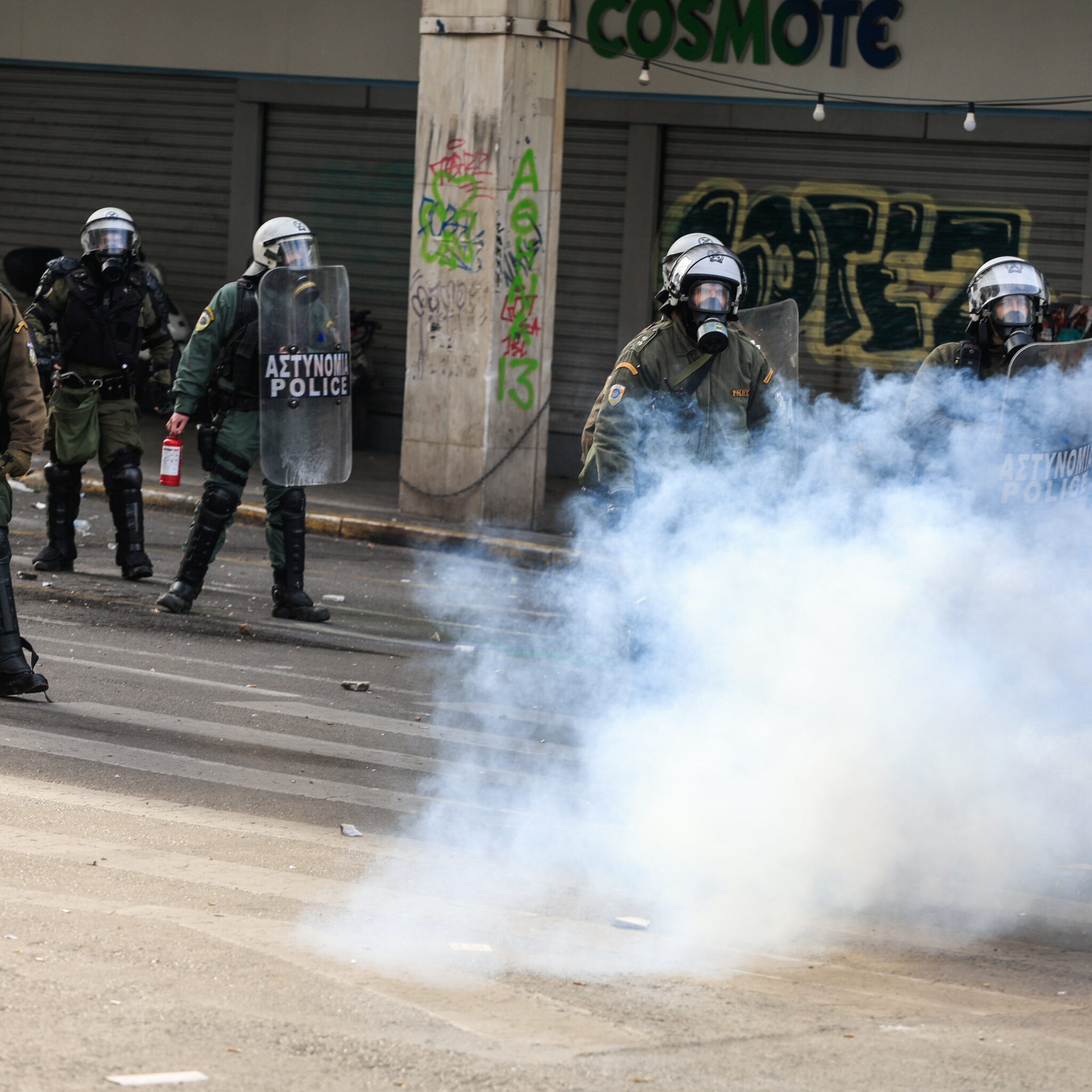 Επεισόδια με μολότοφ και χημικά στο Σύνταγμα μετά τη διαμαρτυρία για τα Τέμπη