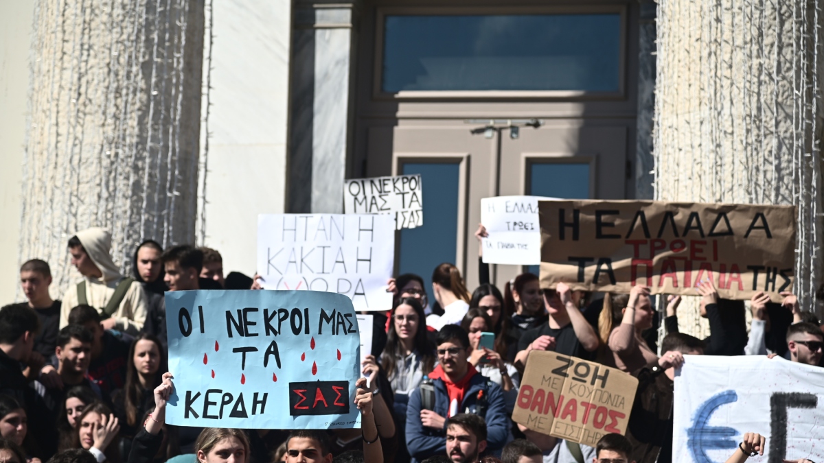 Τραγωδία στα Τέμπη: «Πλημμυρίζει» η Ελλάδα από τις πολλές συγκεντρώσεις διαμαρτυρίας – Κινητοποιήσεις και σε άλλες χώρες