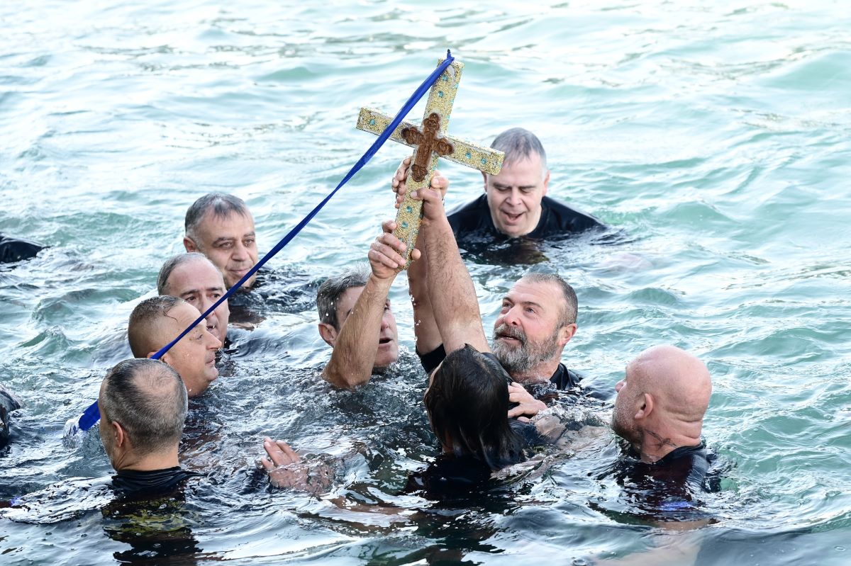Θεοφάνεια: Με μεγαλοπρέπεια ο καθαγιασμός των υδάτων στον Πειραιά
