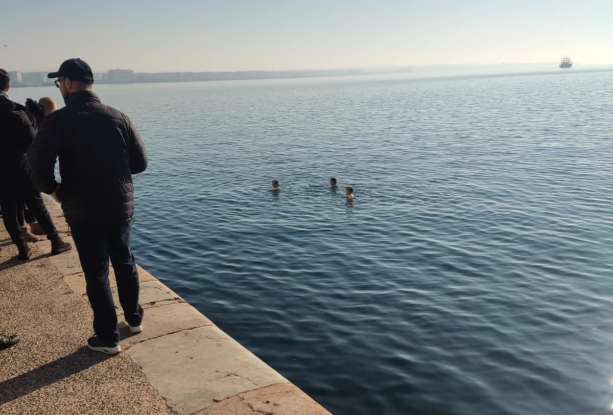 Θεσσαλονίκη: Δύο σπουδάστριες βούτηξαν στον Θερμαϊκό για να υποδεχτούν το 2025