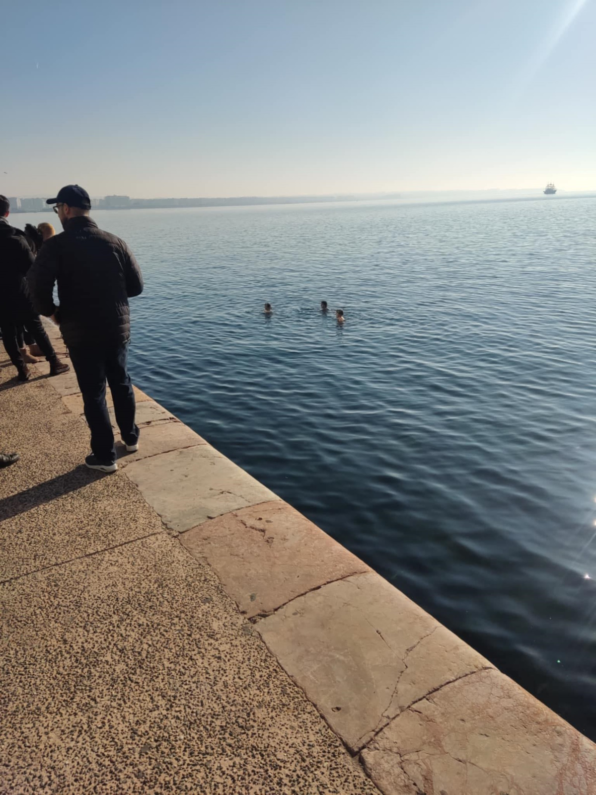 Θεσσαλονίκη: Δύο σπουδάστριες βούτηξαν στον Θερμαϊκό για να υποδεχτούν το 2025 10 Θεσσαλονίκη: Δύο σπουδάστριες βούτηξαν στον Θερμαϊκό για να υποδεχτούν το 2025