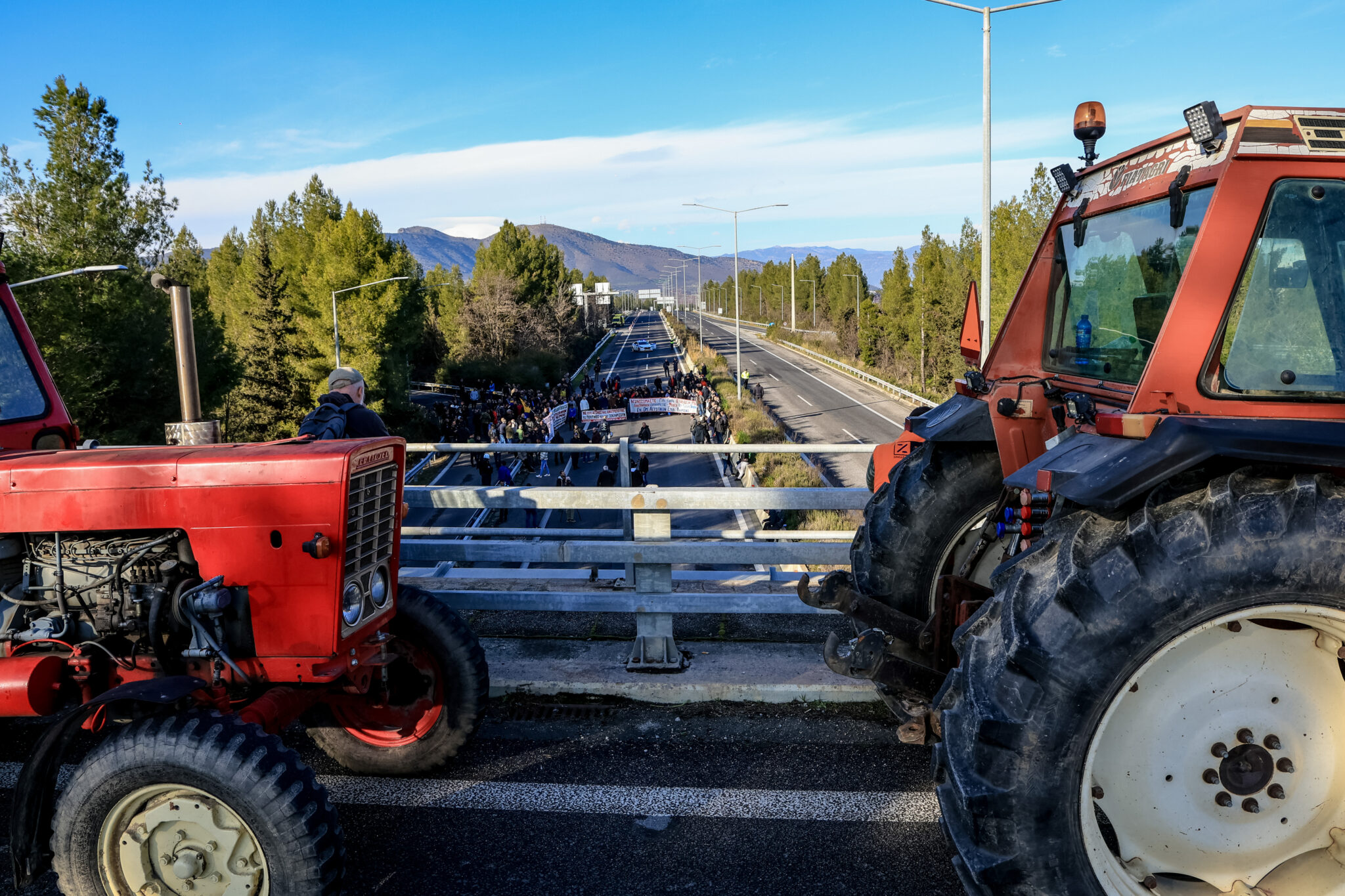Αστυνομικός τραυματίστηκε στα επεισόδια με αγρότες στην Καρδίτσα