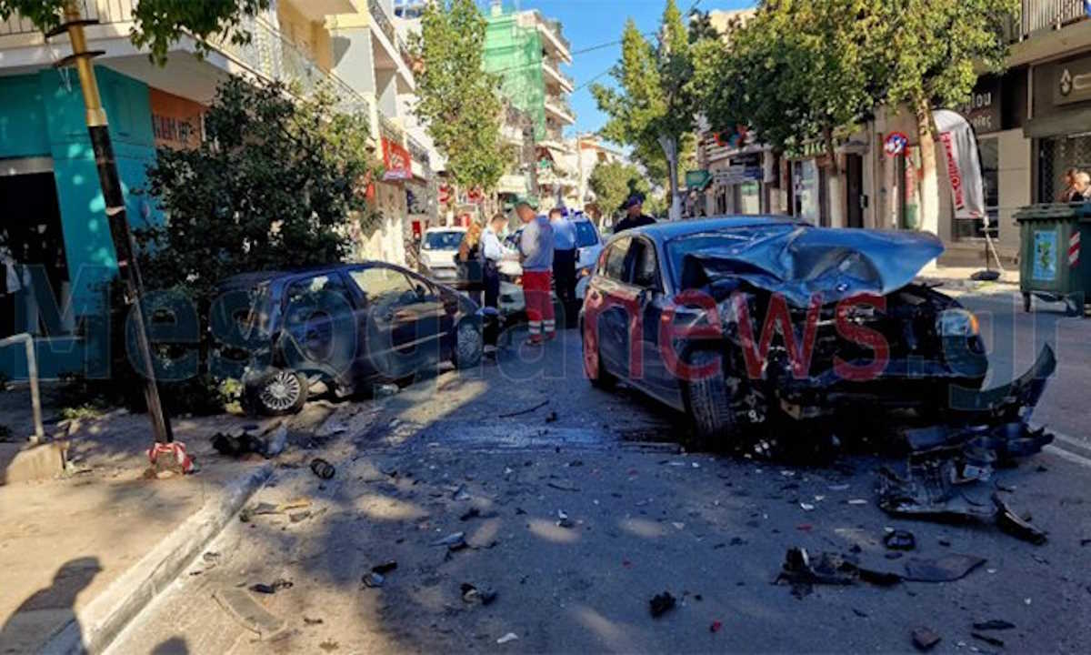 Κορωπί: Σύγκρουση με δύο αυτοκίνητα να γίνονται σμπαράλια