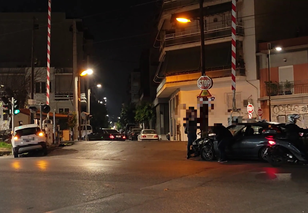 Κεραμεικός: Σφοδρή σύγκρουση δύο οχημάτων στις σιδηροδρομικές γραμμές