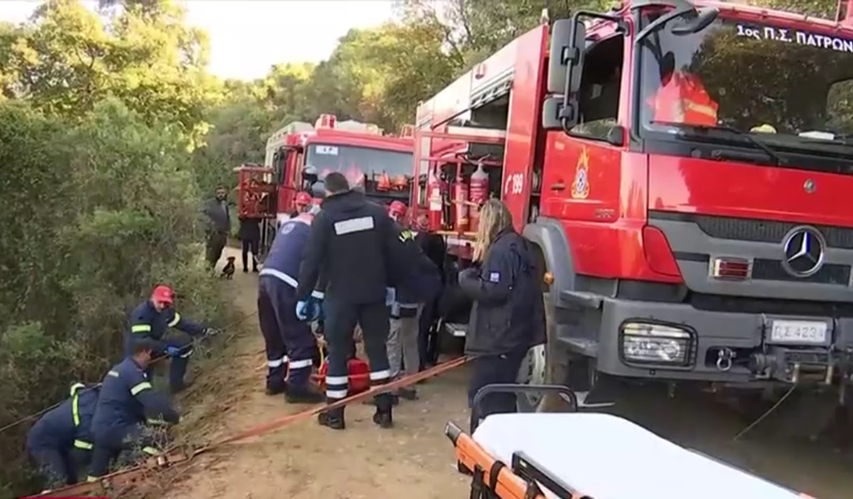 Πάτρα: Δύο τραυματίες από πτώση αυτοκινήτου σε γκρεμό – Μεγάλη επιχείρηση διάσωσης από την Πυροσβεστική