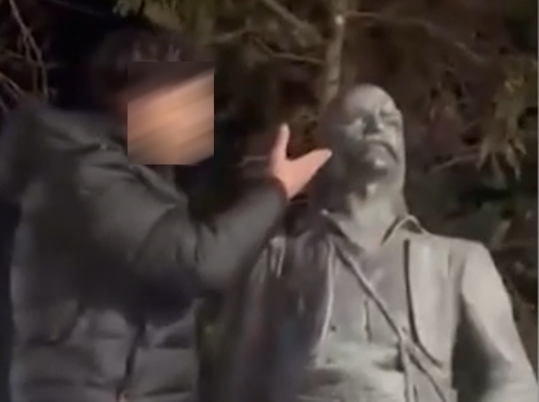 Θεσσαλονίκη: Αντίδραση για νεαρό που βεβήλωσε άγαλμα του Κατσαντώνη – «Θα ζητήσω μια ειλικρινή συγγνώμη» λέει ο δράστης