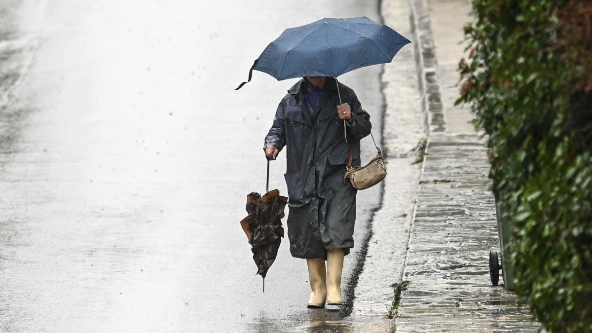 Καιρός σήμερα: Ασθενείς βροχές στα δυτικά και νότια με θερμοκρασία έως 19 βαθμούς