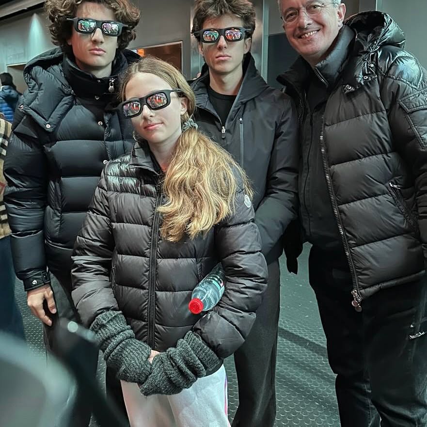 Νίκος Χατζηνικολάου: Το τρυφερό φιλί στη σύζυγό του και η απόδραση στο Παρίσι με τα παιδιά τους – Φωτογραφίες 5 Νίκος Χατζηνικολάου: Το τρυφερό φιλί στη σύζυγό του και η απόδραση στο Παρίσι με τα παιδιά τους – Φωτογραφίες