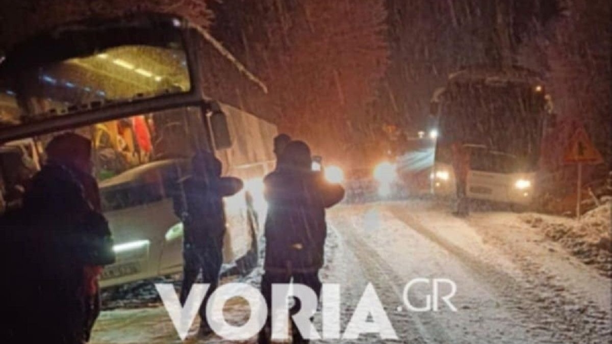 Κακοκαιρία: Επιχείρηση διάσωσης έξι ατόμων στον Γυφτόκαμπο – Κόλλησαν στο χιόνι τρία λεωφορεία στη Νάουσα