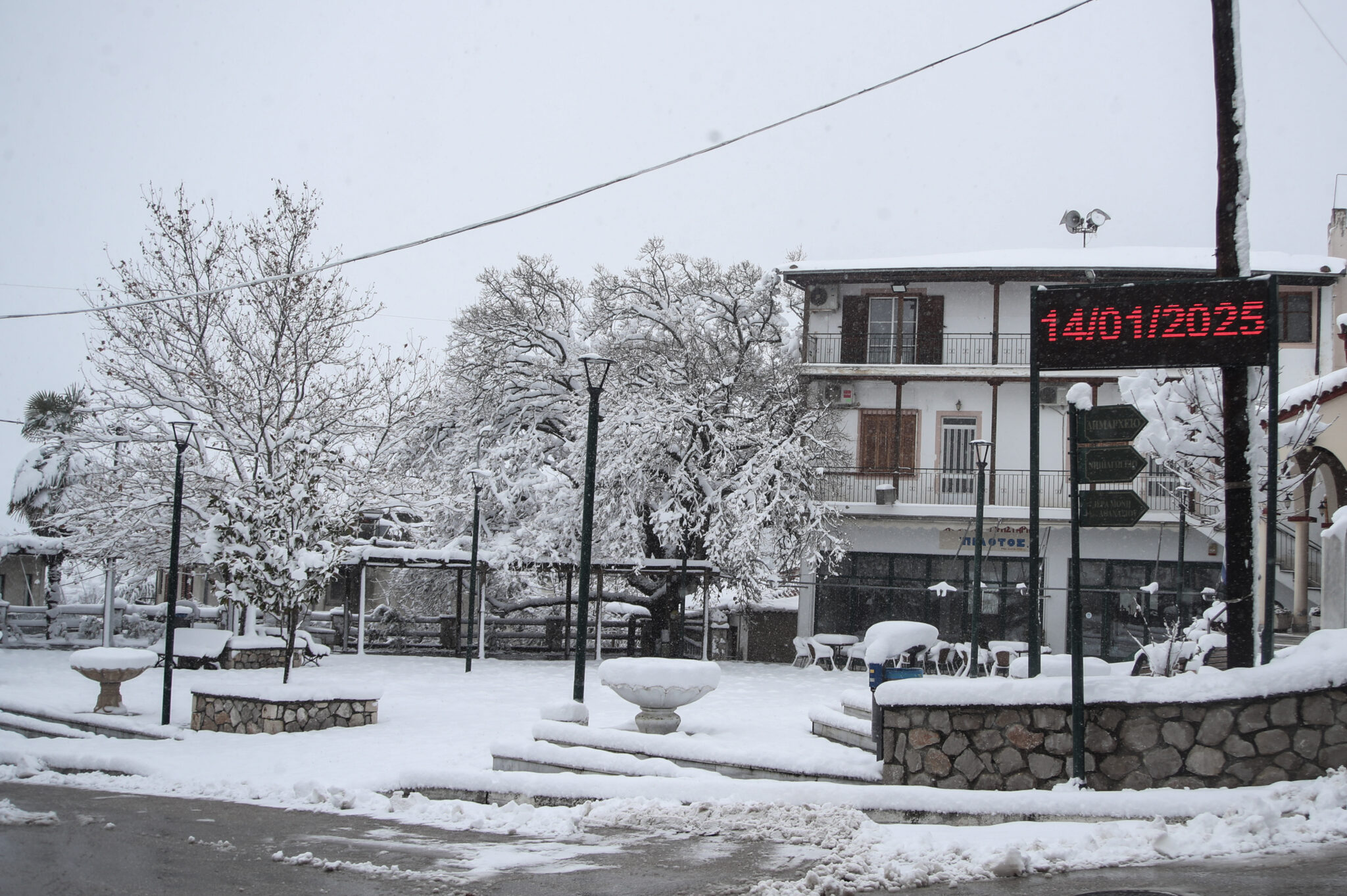 Καιρός: Τα χιόνια συνεχίζονται, παγετός ως την Παρασκευή – Επικαιροποίηση του έκτακτου δελτίου
