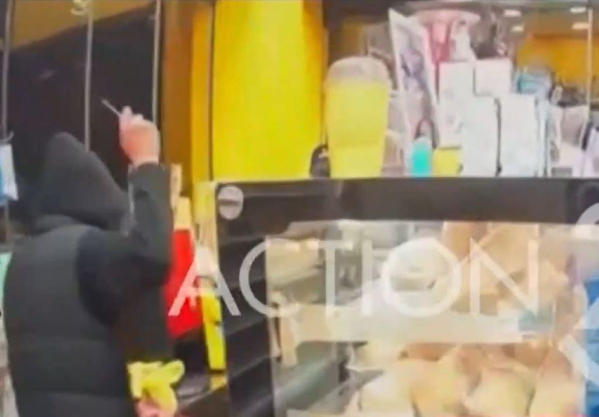 15χρονος με μαχαίρι κουζίνας άδειαζε ταμεία καταστημάτων – Βίντεο ντοκουμέντο