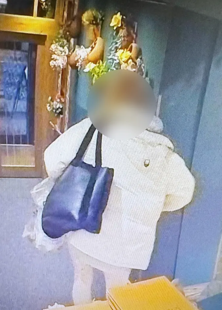 Η πιο περίεργη κλοπή: Μπήκε σε εστιατόριο, πήρε τον νιπτήρα και… έφυγε – «Έχω δει πολλά, αλλά όχι κάτι τέτοιο» 6 Η πιο περίεργη κλοπή: Μπήκε σε εστιατόριο, πήρε τον νιπτήρα και… έφυγε – «Έχω δει πολλά, αλλά όχι κάτι τέτοιο»