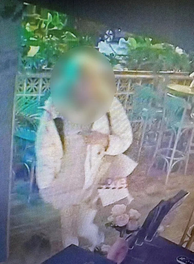 Η πιο περίεργη κλοπή: Μπήκε σε εστιατόριο, πήρε τον νιπτήρα και… έφυγε – «Έχω δει πολλά, αλλά όχι κάτι τέτοιο» 8 Η πιο περίεργη κλοπή: Μπήκε σε εστιατόριο, πήρε τον νιπτήρα και… έφυγε – «Έχω δει πολλά, αλλά όχι κάτι τέτοιο»