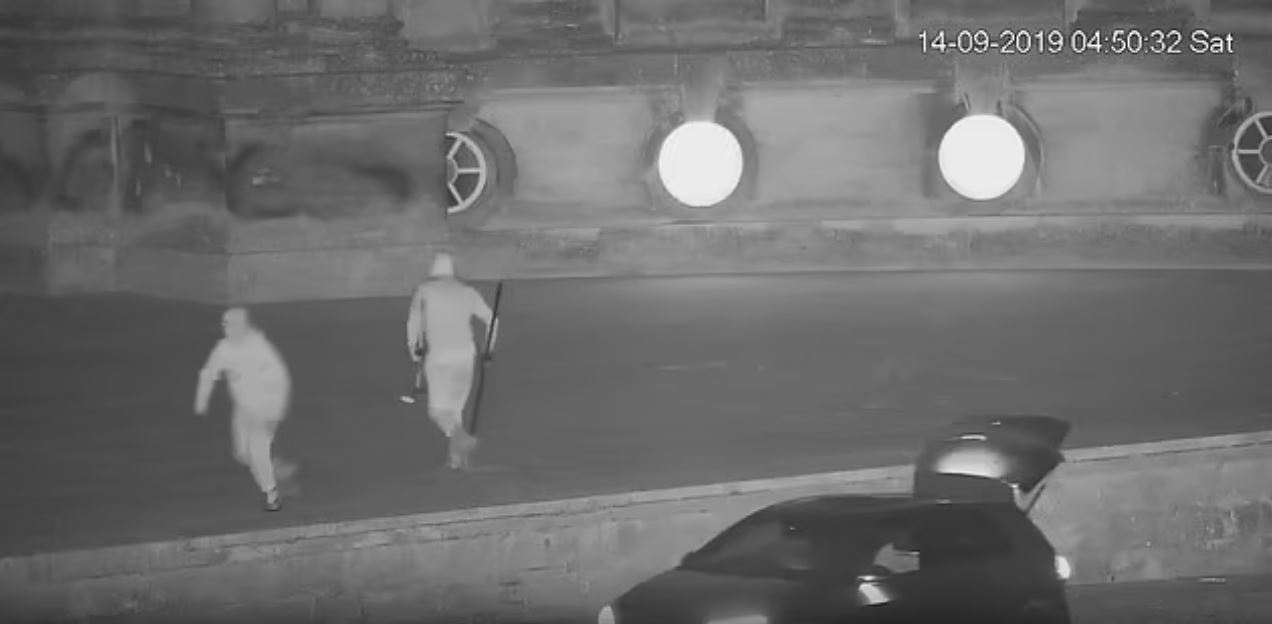 Βρετανία: Η στιγμή που κλέφτες αρπάζουν χρυσή τουαλέτα από το σπίτι όπου γεννήθηκε ο Τσόρτσιλ και εξαφανίζονται