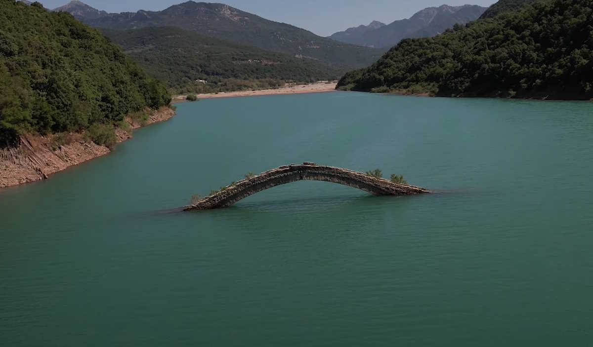 Η γέφυρα του Μανώλη που χάνεται το χειμώνα και εμφανίζεται το καλοκαίρι