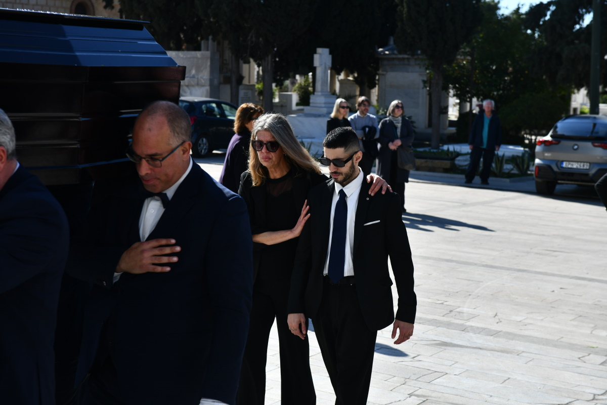 Κηδεία Δημήτρη Κολλάτου: Συγκινημένα τα παιδιά του στο τελευταίο «χαίρε» 11 Κηδεία Δημήτρη Κολλάτου: Συγκινημένα τα παιδιά του στο τελευταίο «χαίρε»