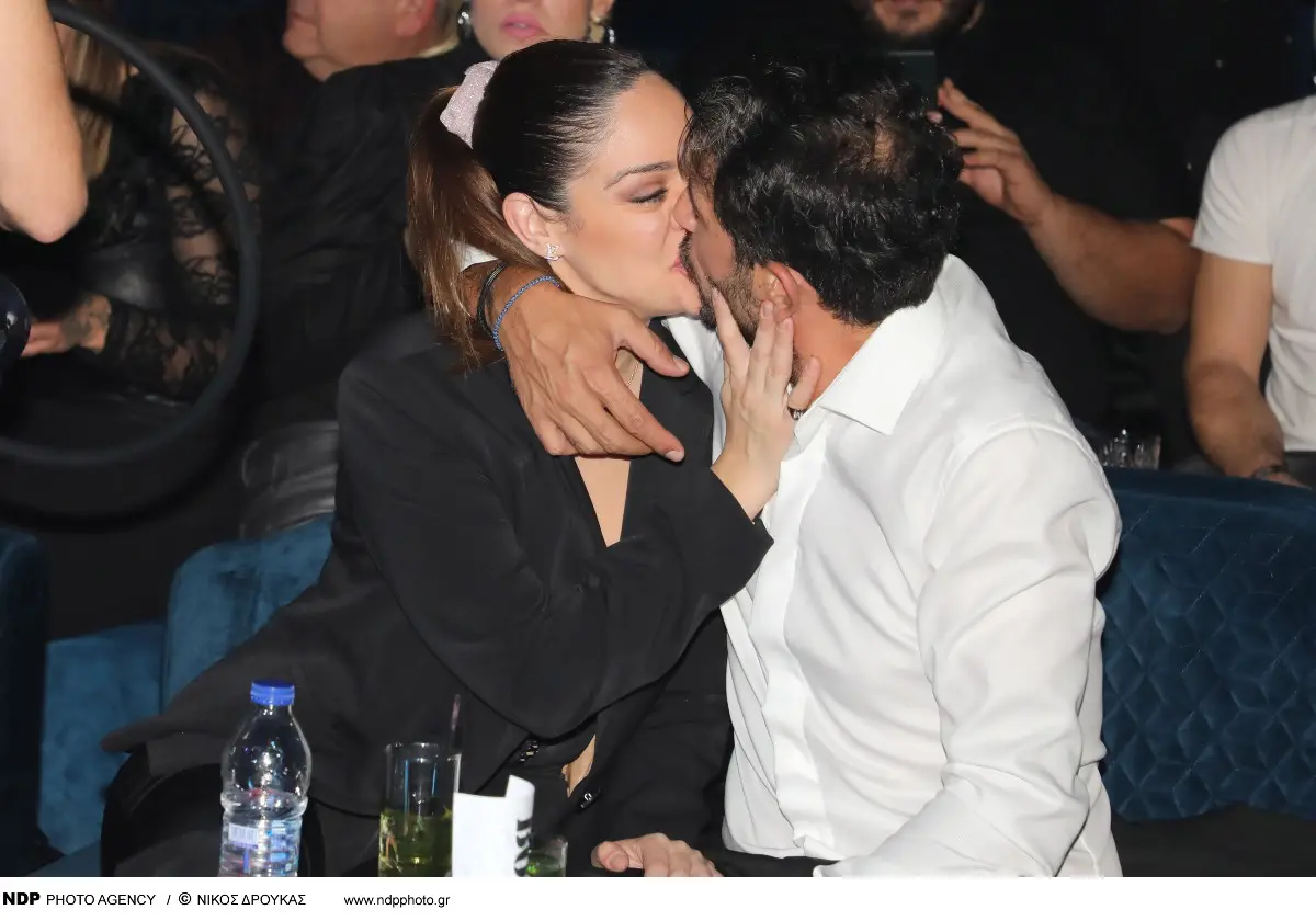 Μπάγια Αντωνοπούλου: Γιόρτασε στα μπουζούκια την 3η επέτειο με τον σύντροφό της – Η αφιέρωσή της 4 Το φιλί της Μπάγιας Αντωνοπούλου με τον σύντροφό της, Νίκο Κώτση, στο στόμα