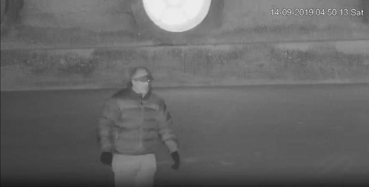 Βρετανία: Η στιγμή που κλέφτες αρπάζουν χρυσή τουαλέτα από το σπίτι όπου γεννήθηκε ο Τσόρτσιλ και εξαφανίζονται