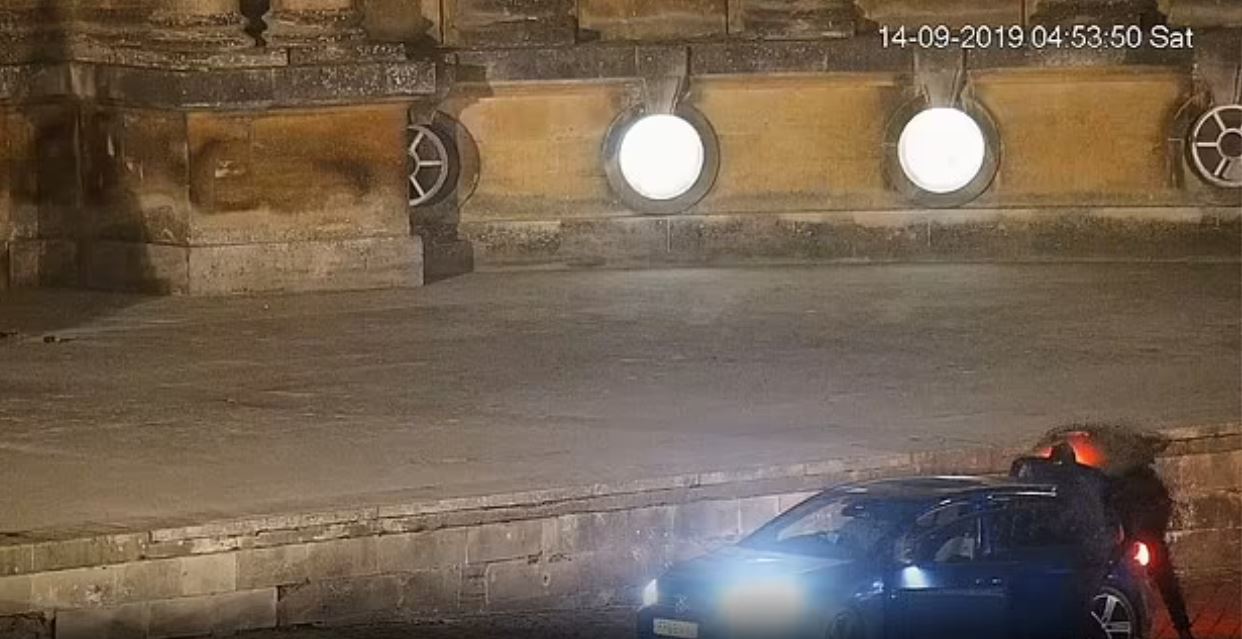 Βρετανία: Η στιγμή που κλέφτες αρπάζουν χρυσή τουαλέτα από το σπίτι όπου γεννήθηκε ο Τσόρτσιλ και εξαφανίζονται