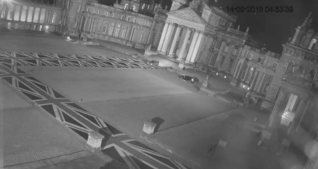 Βρετανία: Η στιγμή που κλέφτες αρπάζουν χρυσή τουαλέτα από το σπίτι όπου γεννήθηκε ο Τσόρτσιλ και εξαφανίζονται