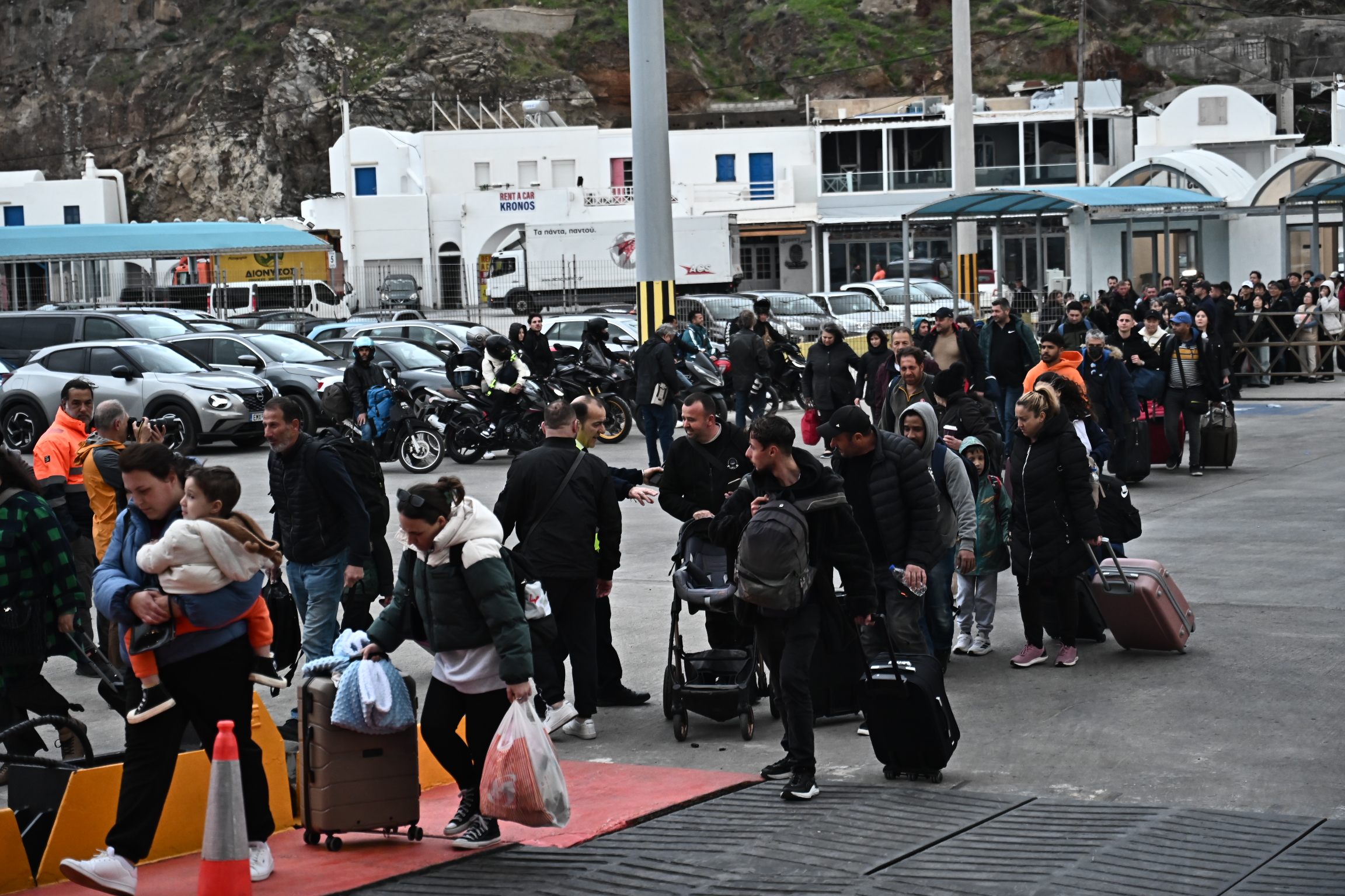 Σεισμοί στη Σαντορίνη: Η μεγάλη απομάκρυνση – Ξεριζωμός για τους κατοίκους του νησιού που «χορεύουν» με τα ρίχτερ 10 Σεισμοί στη Σαντορίνη: Η μεγάλη απομάκρυνση – Ξεριζωμός για τους κατοίκους του νησιού που «χορεύουν» με τα ρίχτερ
