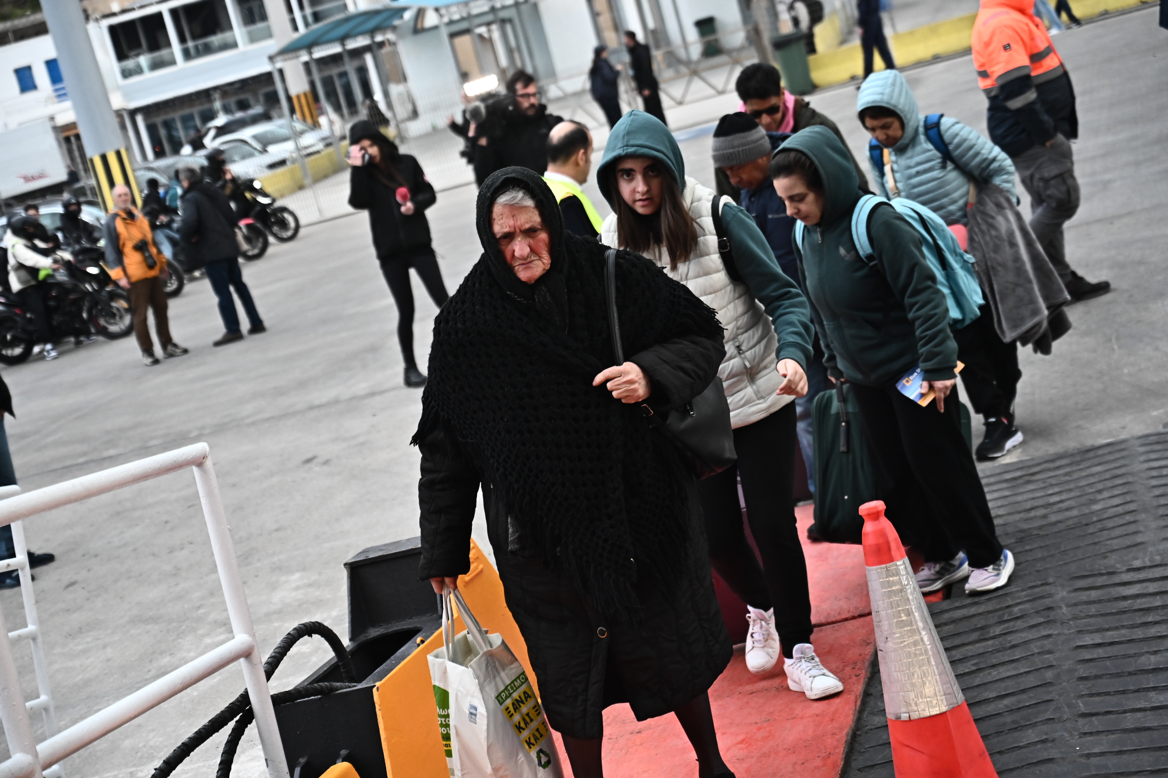 Σεισμοί στη Σαντορίνη: Η μεγάλη απομάκρυνση – Ξεριζωμός για τους κατοίκους του νησιού που «χορεύουν» με τα ρίχτερ 8 Σεισμοί στη Σαντορίνη: Η μεγάλη απομάκρυνση – Ξεριζωμός για τους κατοίκους του νησιού που «χορεύουν» με τα ρίχτερ
