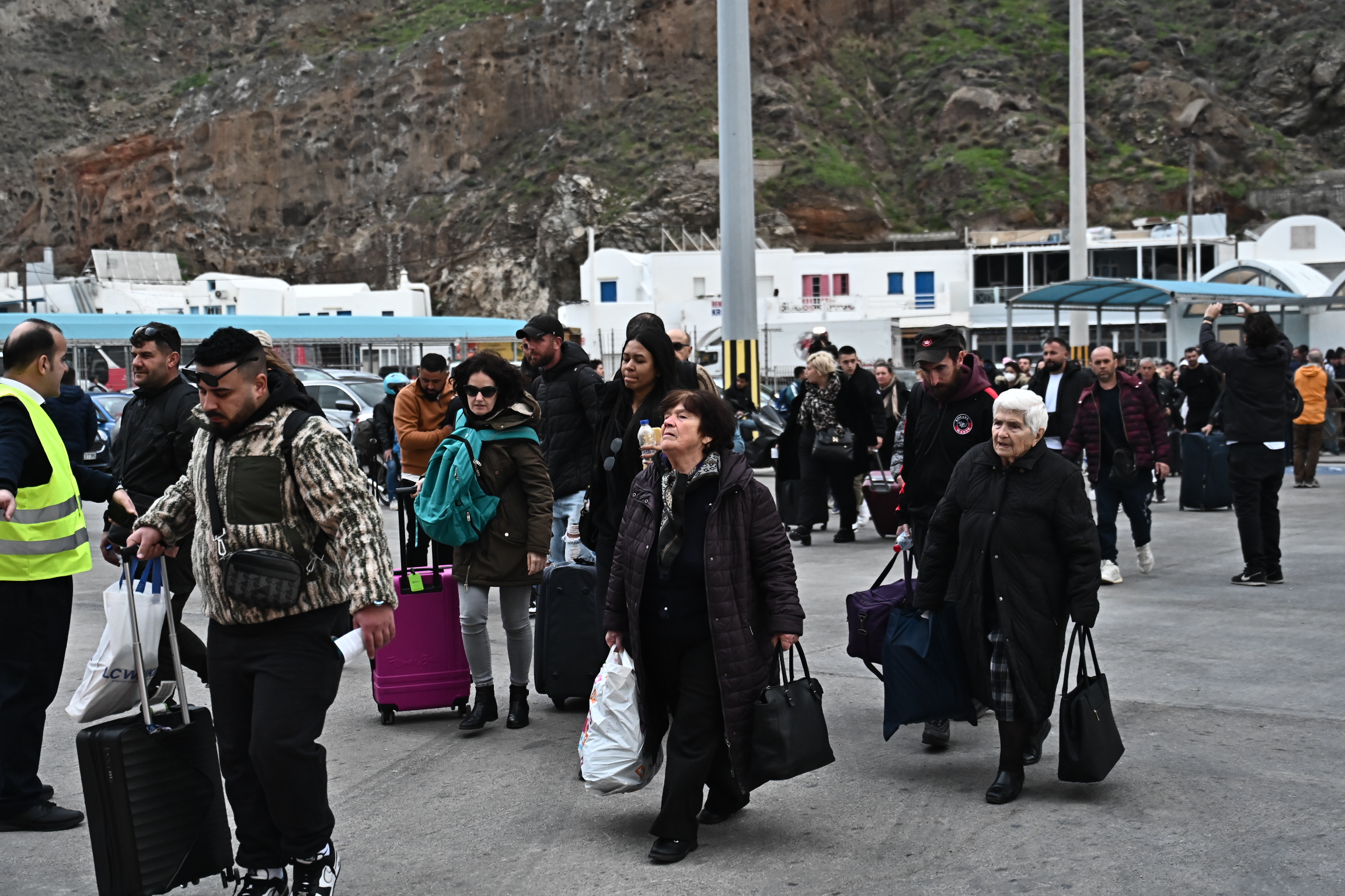 Σεισμοί στη Σαντορίνη: Η μεγάλη απομάκρυνση – Ξεριζωμός για τους κατοίκους του νησιού που «χορεύουν» με τα ρίχτερ 9 Σεισμοί στη Σαντορίνη: Η μεγάλη απομάκρυνση – Ξεριζωμός για τους κατοίκους του νησιού που «χορεύουν» με τα ρίχτερ