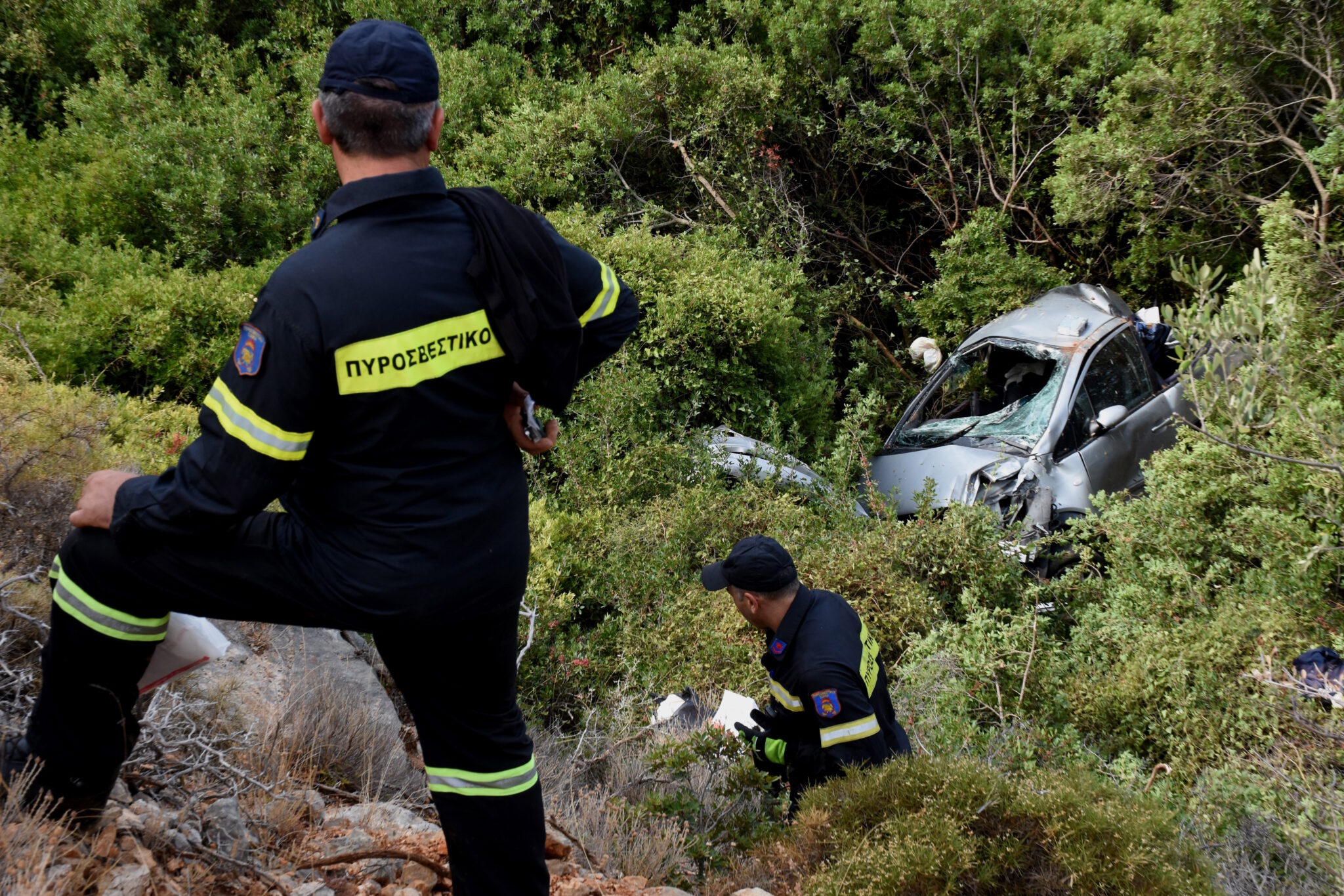Αλεποχώρι: Αυτοκίνητο κατέληξε σε γκρεμό δέκα μέτρων – Στο νοσοκομείο δύο άτομα 1 Αλεποχώρι: Αυτοκίνητο κατέληξε σε γκρεμό δέκα μέτρων – Στο νοσοκομείο δύο άτομα