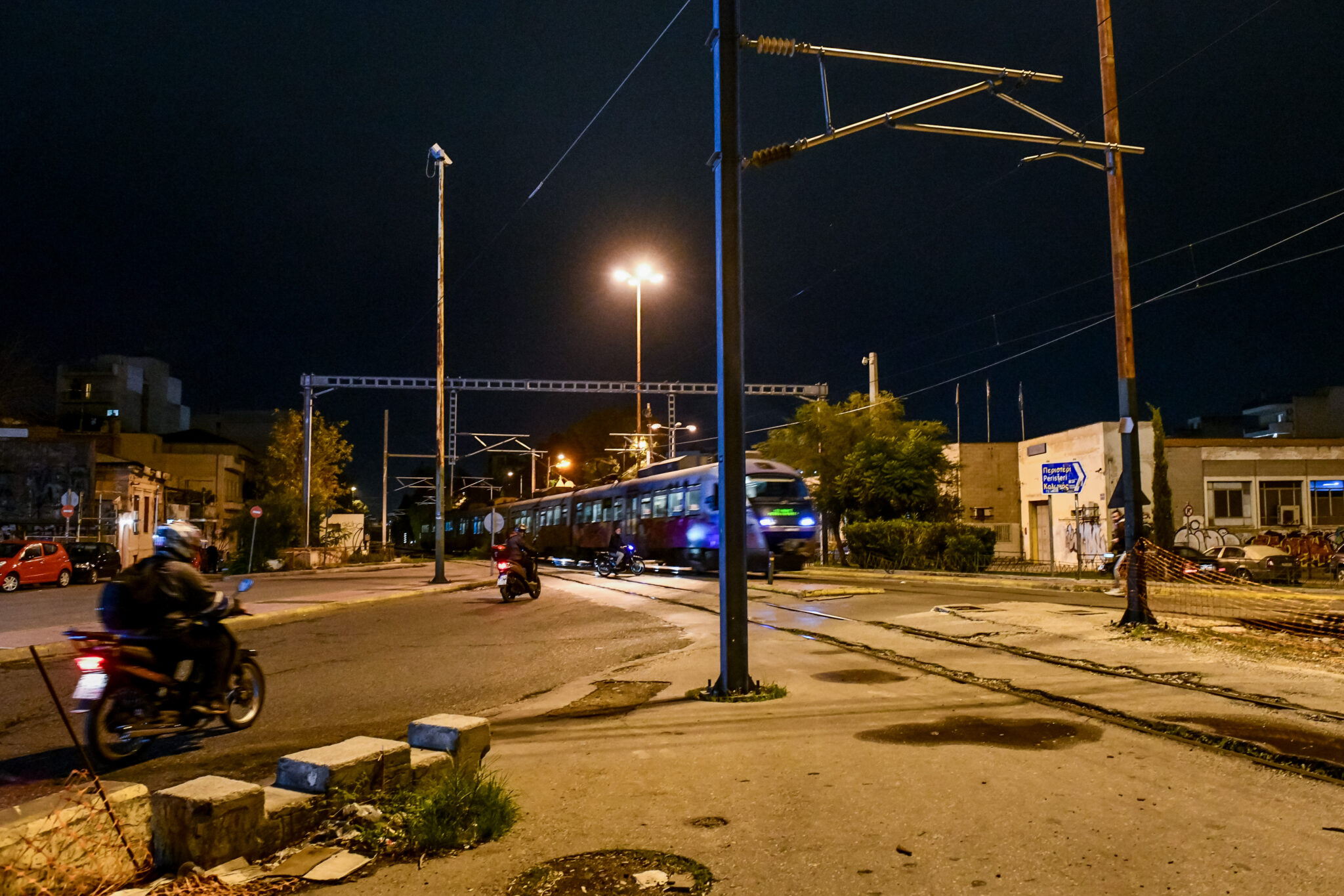 Συνελήφθη φύλακας που άφησε ανοιχτές τις μπάρες σε σιδηροδρομική διάβαση στην Κωνσταντινουπόλεως