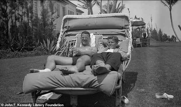 Τζον Κένεντι: Ο μυστικός έρωτας με τον κολλητό του Λεμ – Η απελπισία μετά την δολοφονία και η εμμονή του με την οικογένεια Κένεντι