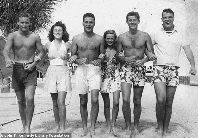 Τζον Κένεντι: Ο μυστικός έρωτας με τον κολλητό του Λεμ – Η απελπισία μετά την δολοφονία και η εμμονή του με την οικογένεια Κένεντι