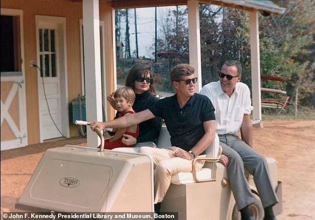 Τζον Κένεντι: Ο μυστικός έρωτας με τον κολλητό του Λεμ – Η απελπισία μετά την δολοφονία και η εμμονή του με την οικογένεια Κένεντι