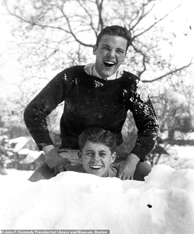 Τζον Κένεντι: Ο μυστικός έρωτας με τον κολλητό του Λεμ – Η απελπισία μετά την δολοφονία και η εμμονή του με την οικογένεια Κένεντι