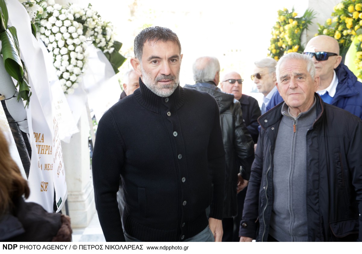 Κηδεία Τάκη Οικονομόπουλου: Θλίψη στο τελευταίο «αντίο» – Φωτογραφίες 9 Κηδεία Τάκη Οικονομόπουλου: Θλίψη στο τελευταίο «αντίο» - Φωτογραφίες