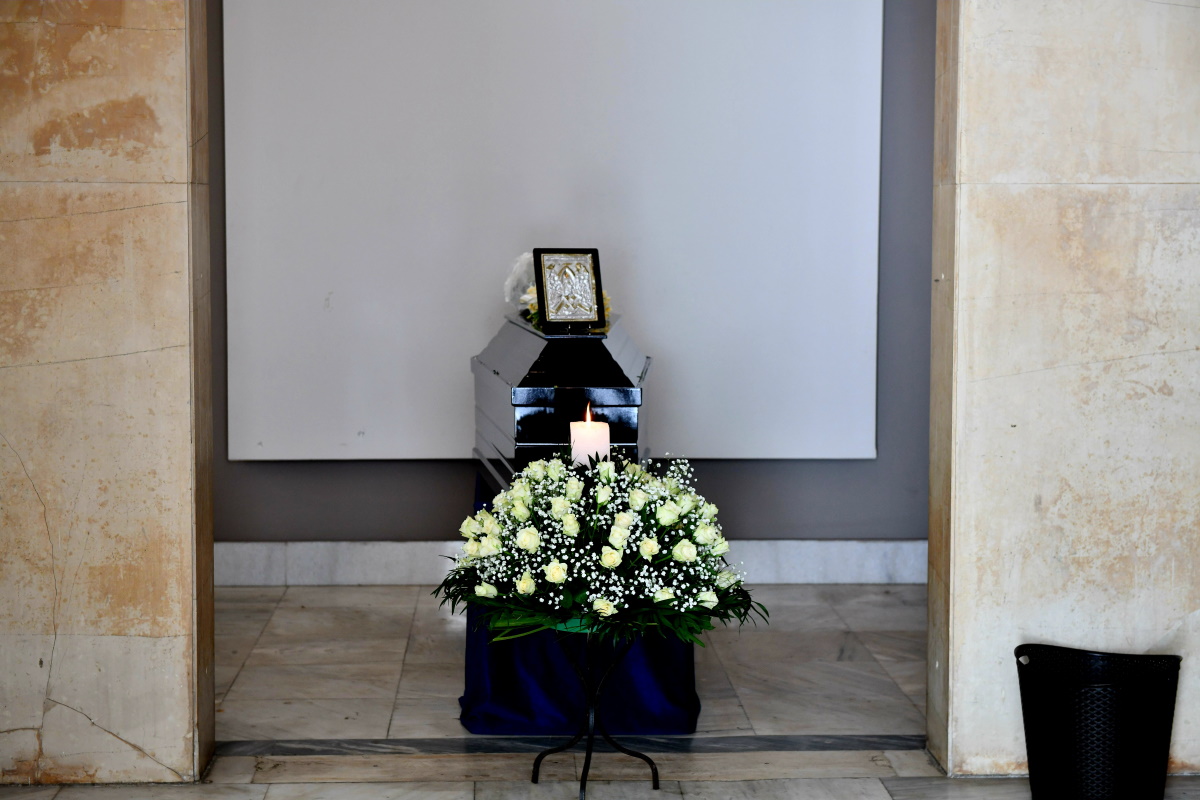 Κηδεία Δημήτρη Κολλάτου: Συγκινημένα τα παιδιά του στο τελευταίο «χαίρε» 18 Κηδεία Δημήτρη Κολλάτου: Συγκινημένα τα παιδιά του στο τελευταίο «χαίρε»