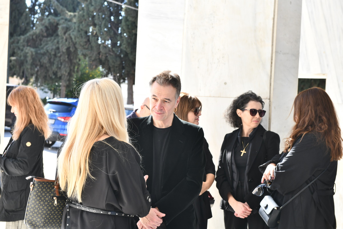 Κηδεία Δημήτρη Κολλάτου: Συγκινημένα τα παιδιά του στο τελευταίο «χαίρε» 16 Κηδεία Δημήτρη Κολλάτου: Συγκινημένα τα παιδιά του στο τελευταίο «χαίρε»