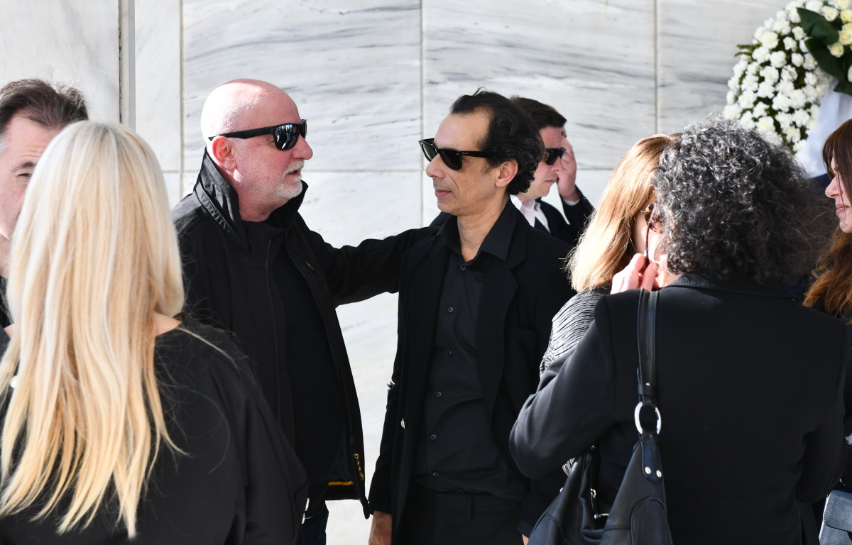 Κηδεία Δημήτρη Κολλάτου: Συγκινημένα τα παιδιά του στο τελευταίο «χαίρε» 17 Κηδεία Δημήτρη Κολλάτου: Συγκινημένα τα παιδιά του στο τελευταίο «χαίρε»