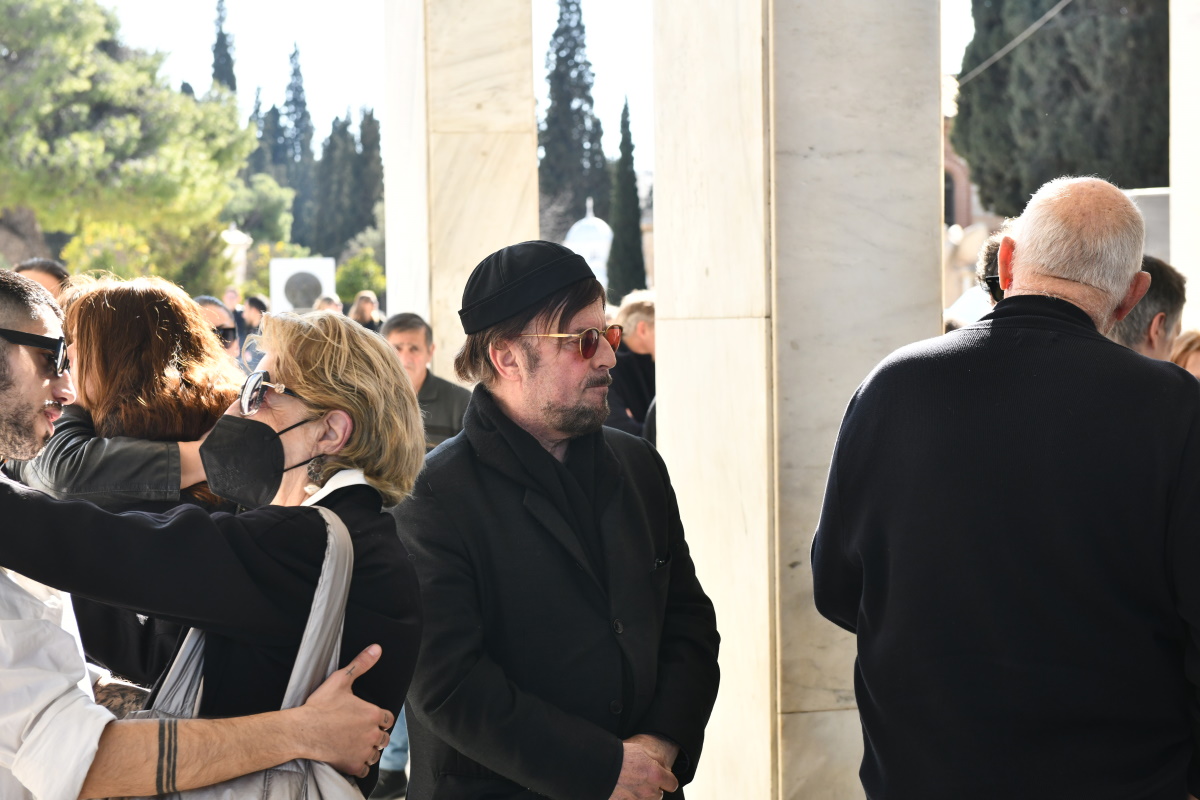 Κηδεία Δημήτρη Κολλάτου: Συγκινημένα τα παιδιά του στο τελευταίο «χαίρε» 14 Κηδεία Δημήτρη Κολλάτου: Συγκινημένα τα παιδιά του στο τελευταίο «χαίρε»