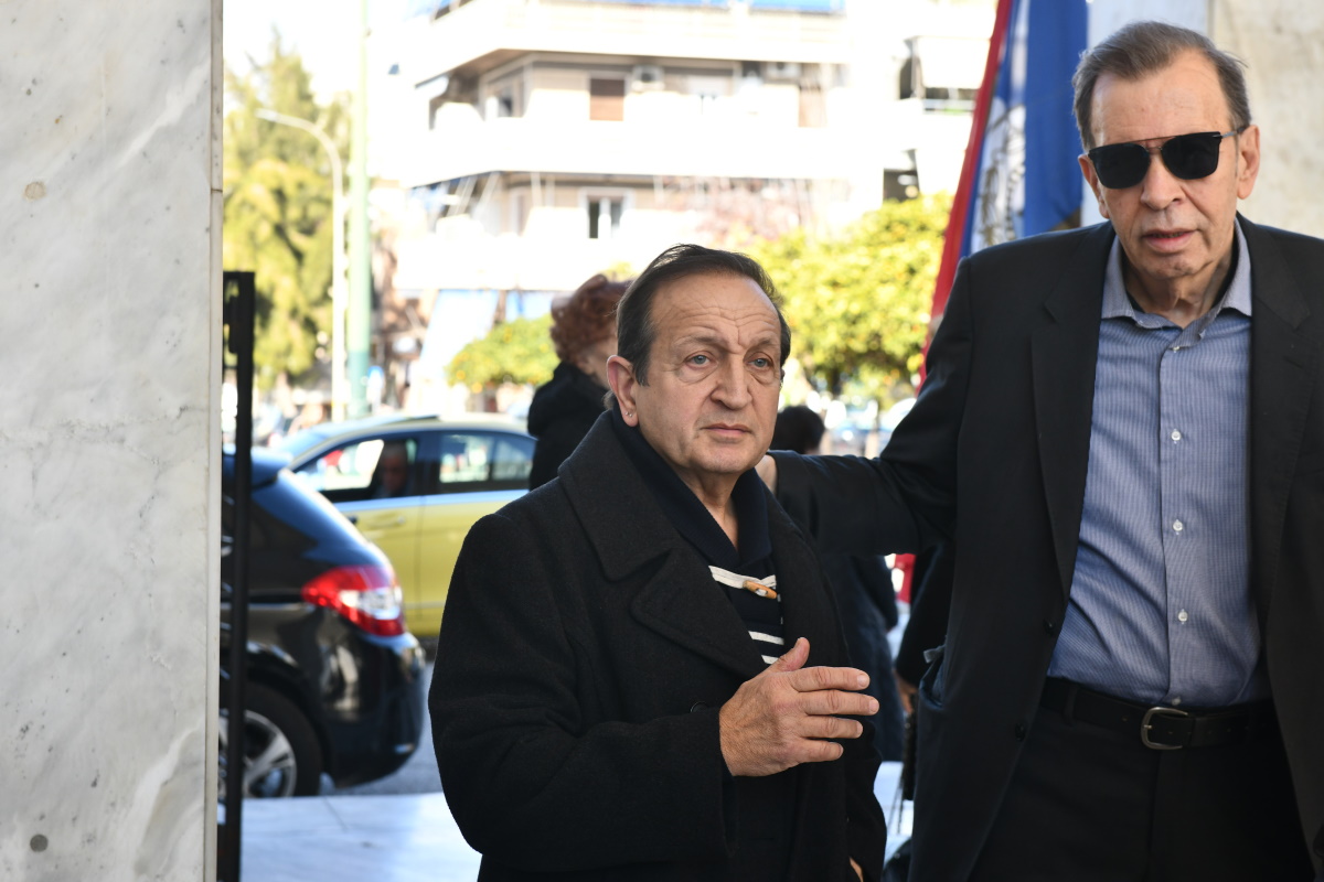 Κηδεία Δημήτρη Κολλάτου: Συγκινημένα τα παιδιά του στο τελευταίο «χαίρε» 15 Κηδεία Δημήτρη Κολλάτου: Συγκινημένα τα παιδιά του στο τελευταίο «χαίρε»