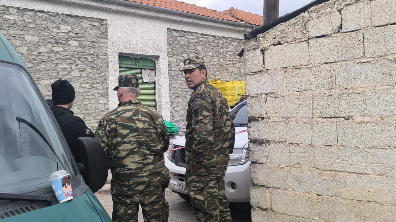 Λάρισα: Ο 60χρονος δράστης κι αυτόχειρας πυροβόλησε εξ επαφής με καλάσνικοφ και 38άρι όπλο τα δύο θύματά του – Τι έδειξε η ιατροδικαστική έρευνα 12 Λάρισα: Ο 60χρονος δράστης κι αυτόχειρας πυροβόλησε εξ επαφής με καλάσνικοφ και 38άρι όπλο τα δύο θύματά του – Τι έδειξε η ιατροδικαστική έρευνα