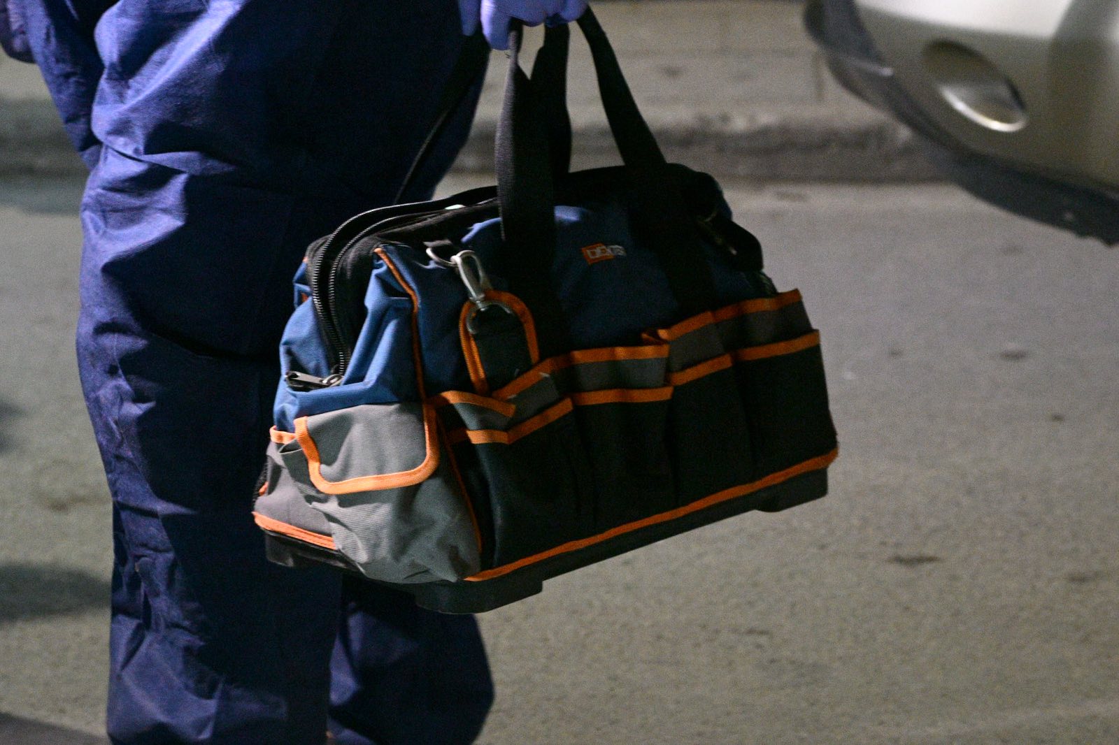 Λάρισα: Το ξυλουργείο όπου έγινε το διπλό φονικό – Οι τρύπες στον τοίχο από τις σφαίρες του Καλάσνικοφ 18 Λάρισα: Το ξυλουργείο όπου έγινε το διπλό φονικό – Οι τρύπες στον τοίχο από τις σφαίρες του Καλάσνικοφ
