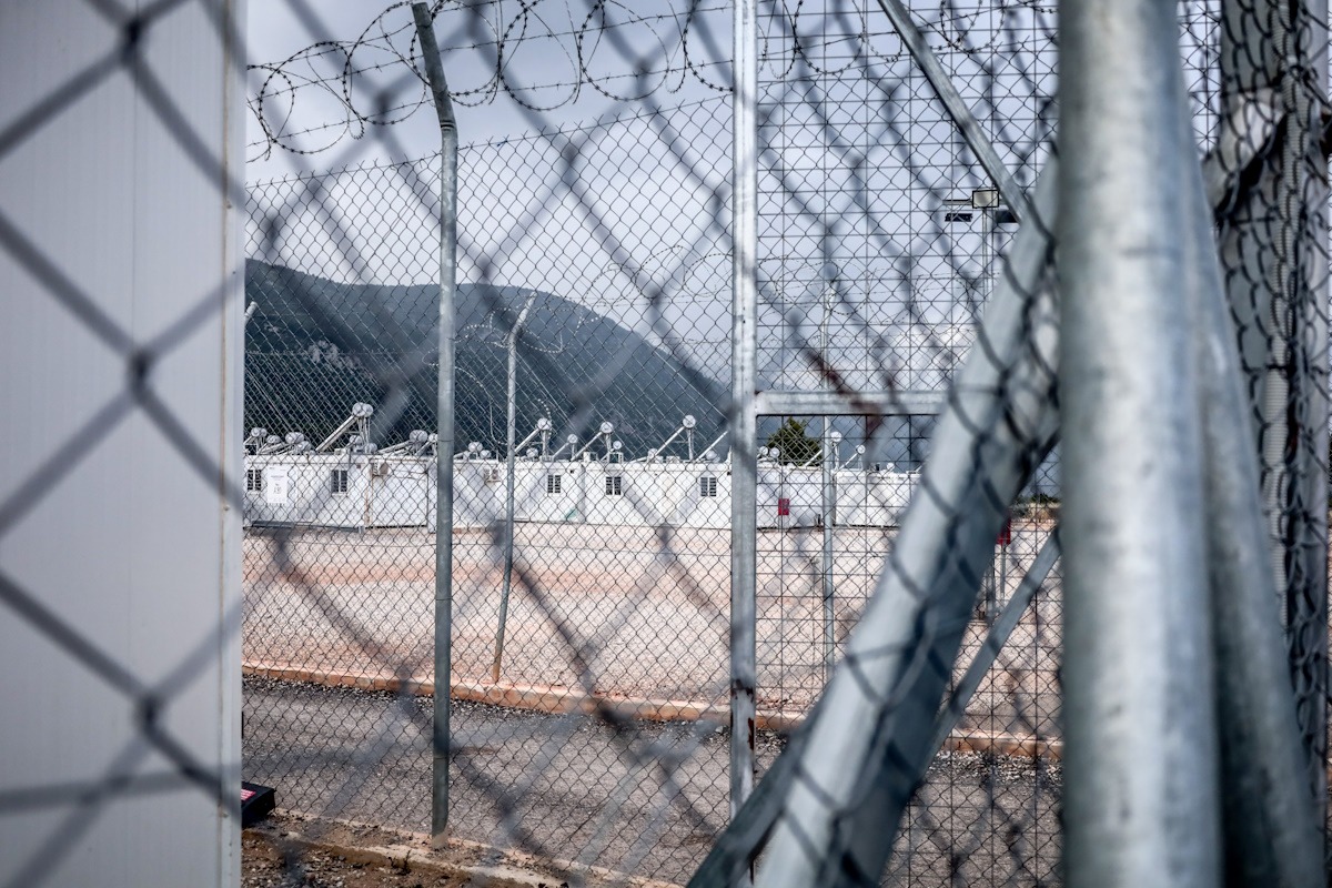Κακοποιούσε και βασάνιζε 34χρονη στο ΚΥΤ της Μαλακάσας – Της έβγαλε τα νύχια