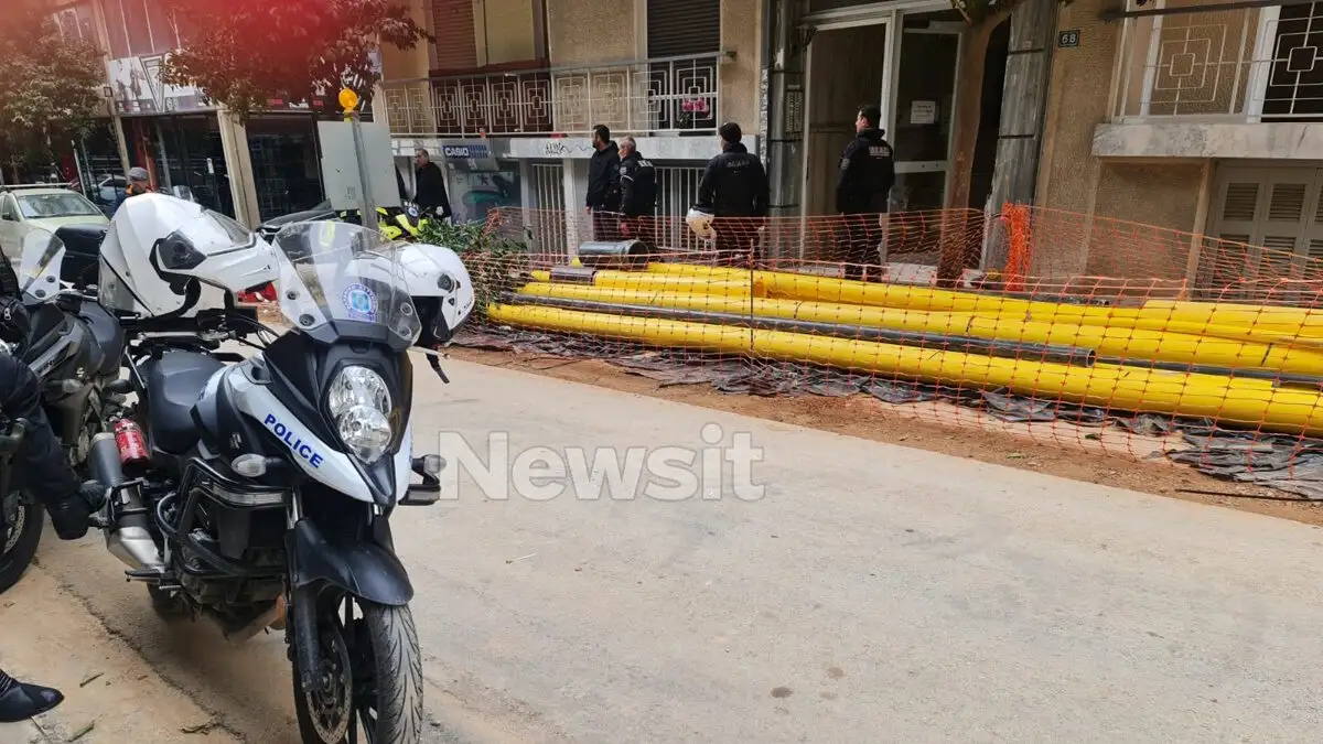 Παγκράτι: «Ήθελα να τη λυτρώσω από το κακό» λέει ο 56χρονος που σκότωσε την 94χρονη μητέρα του με μαγκούρα 2 Αστυνομικοί έξω από την είσοδο της πολυκατοικίας στο Παγκράτι