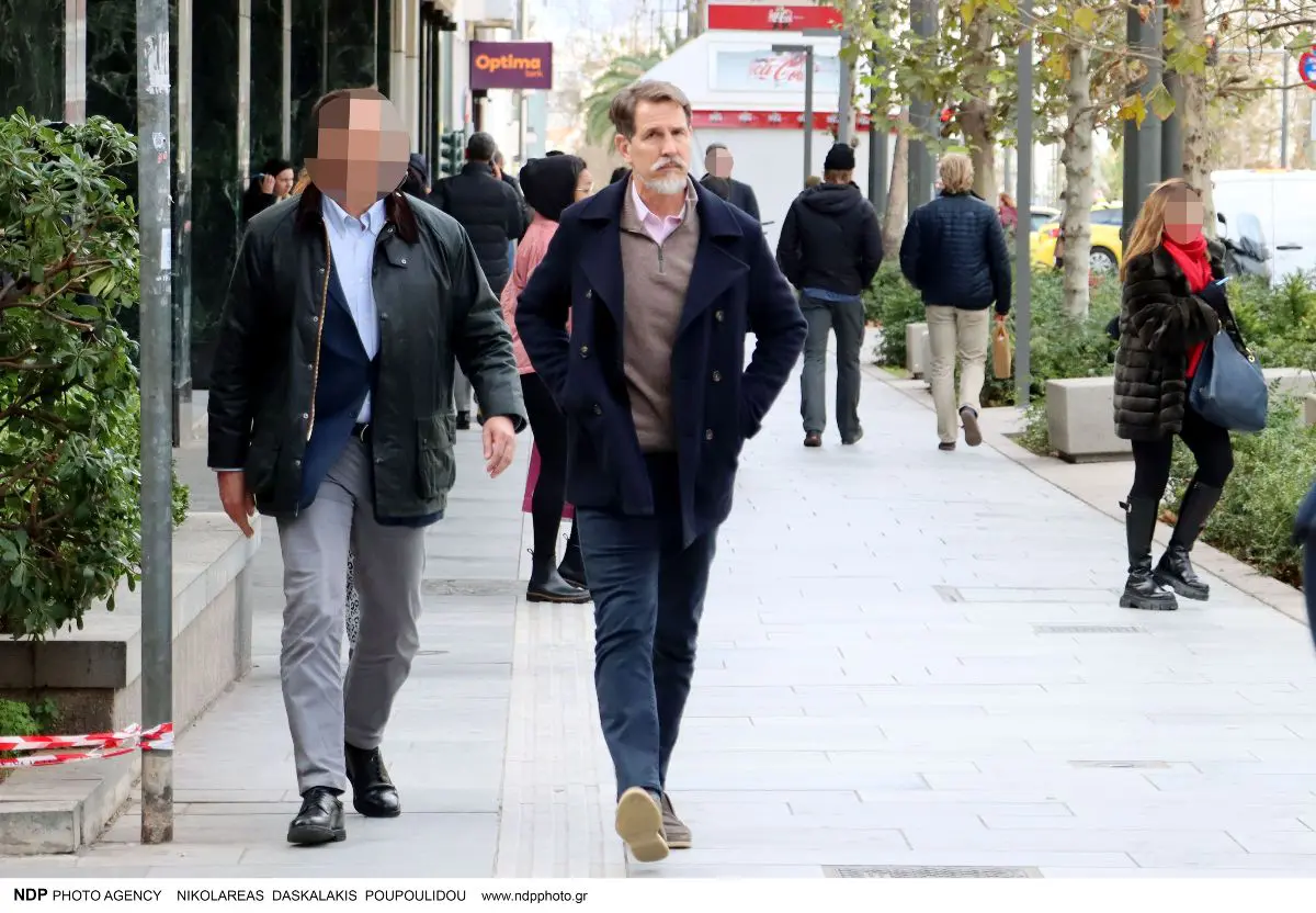 Παύλος Ντε Γκρες: Η μοναχική βόλτα στο κέντρο της Αθήνας – Αποκλειστικές φωτογραφίες 3 Ο Παύλος Ντε Γκρες στο κέντρο της Αθήνας