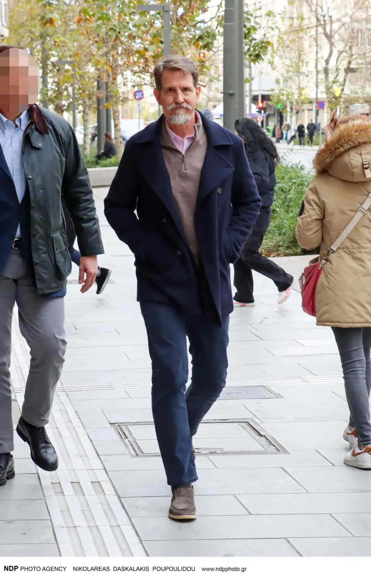 Παύλος Ντε Γκρες: Η μοναχική βόλτα στο κέντρο της Αθήνας – Αποκλειστικές φωτογραφίες 4 Ο Παύλος Ντε Γκρες στο κέντρο της Αθήνας