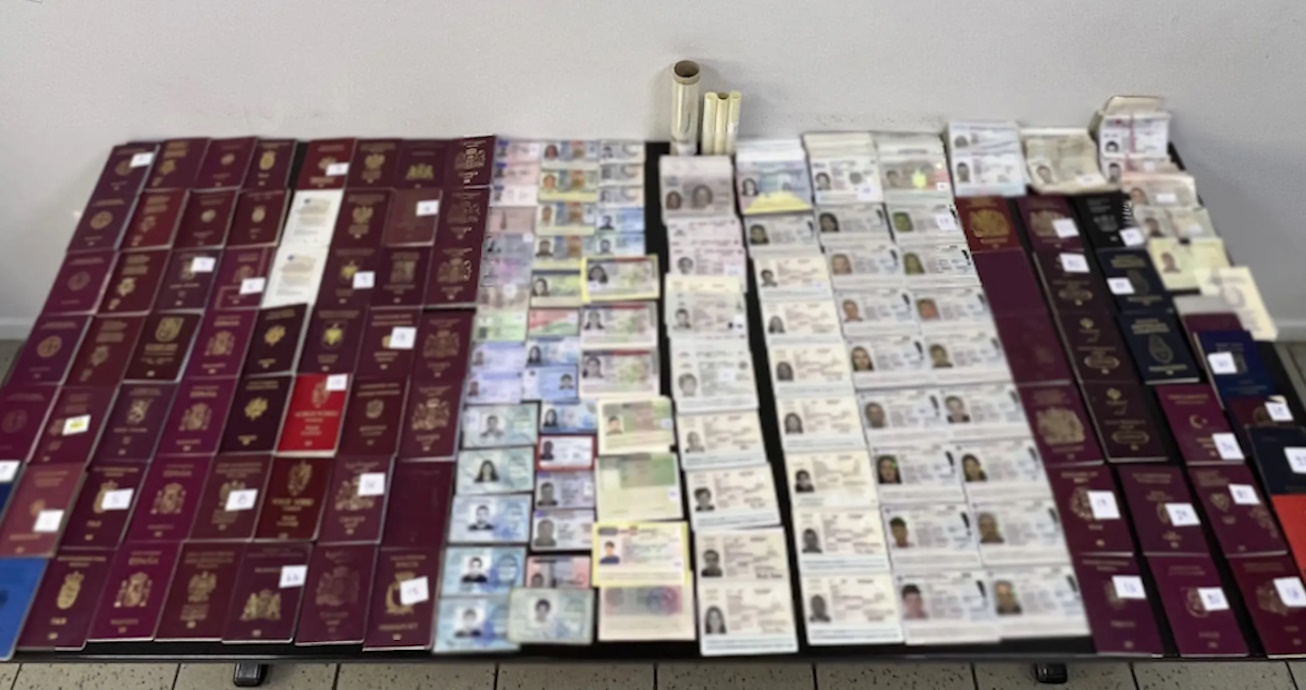 Άγιος Παντελεήμονας: Βρέθηκε εργαστήριο πλαστών ταξιδιωτικών εγγράφων σε σπίτι – Κατασχέθηκαν πολλές διαβατήρια και ταυτότητες