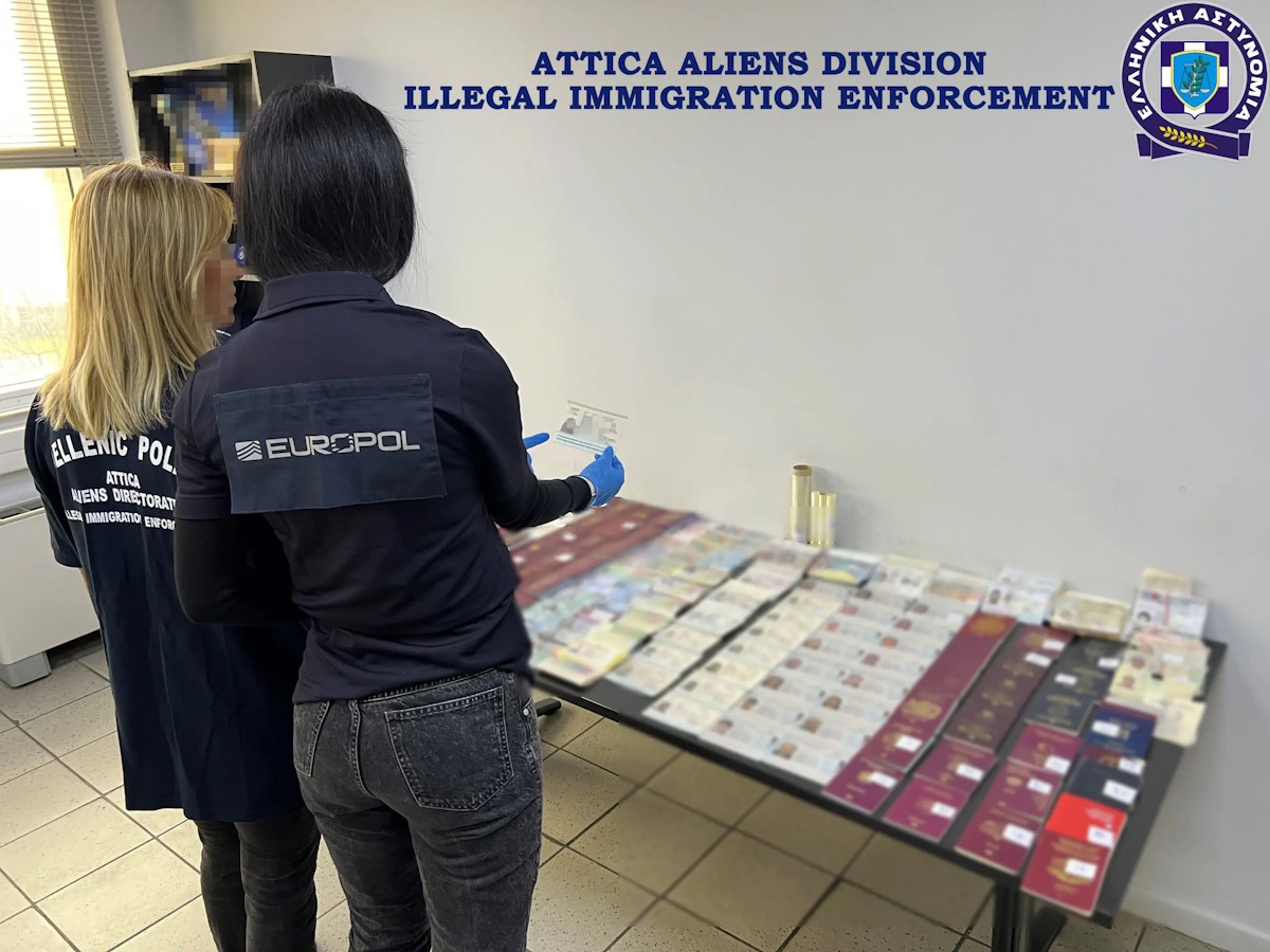 Άγιος Παντελεήμονας: Βρέθηκε εργαστήριο πλαστών ταξιδιωτικών εγγράφων σε σπίτι – Κατασχέθηκαν πολλές διαβατήρια και ταυτότητες 14 Άγιος Παντελεήμονας: Βρέθηκε εργαστήριο πλαστών ταξιδιωτικών εγγράφων σε σπίτι – Κατασχέθηκαν πολλές διαβατήρια και ταυτότητες