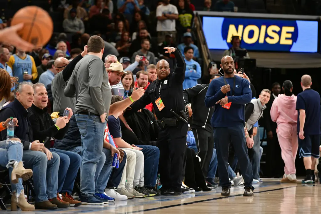 Σοκ σε μάτς του NBA: Φίλαθλος κατέρρευσε δίπλα στο παρκέ πριν από το τζάμπολ – «Ήταν τρομακτικό» 3 Σοκ σε μάτς του NBA: Φίλαθλος κατέρρευσε δίπλα στο παρκέ πριν από το τζάμπολ – «Ήταν τρομακτικό»